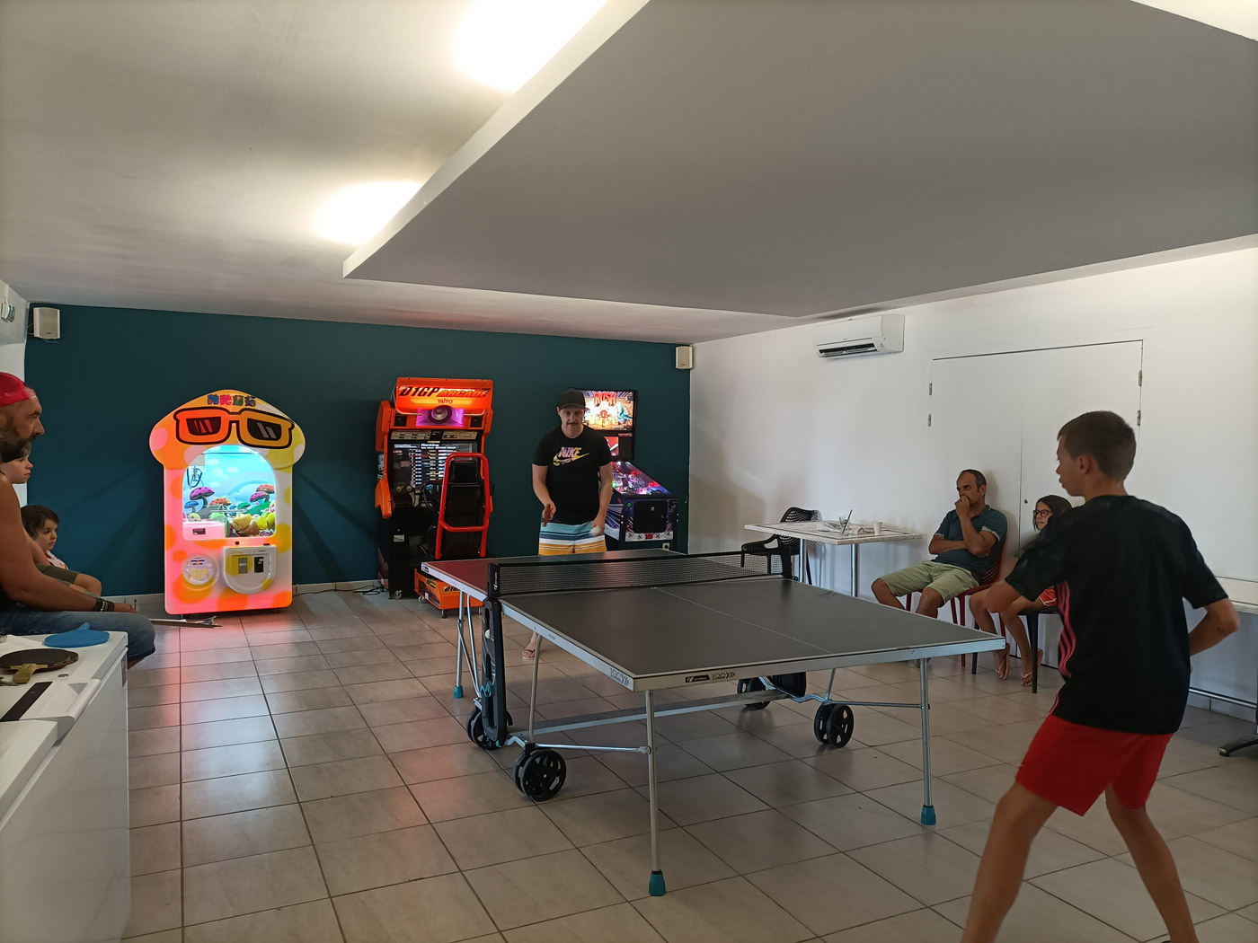Salle de jeux d’arcade, ping-pong et baby-foot Village de Gîtes Le Domaine des Garrigues - Grospierres | Animations estivales en journée