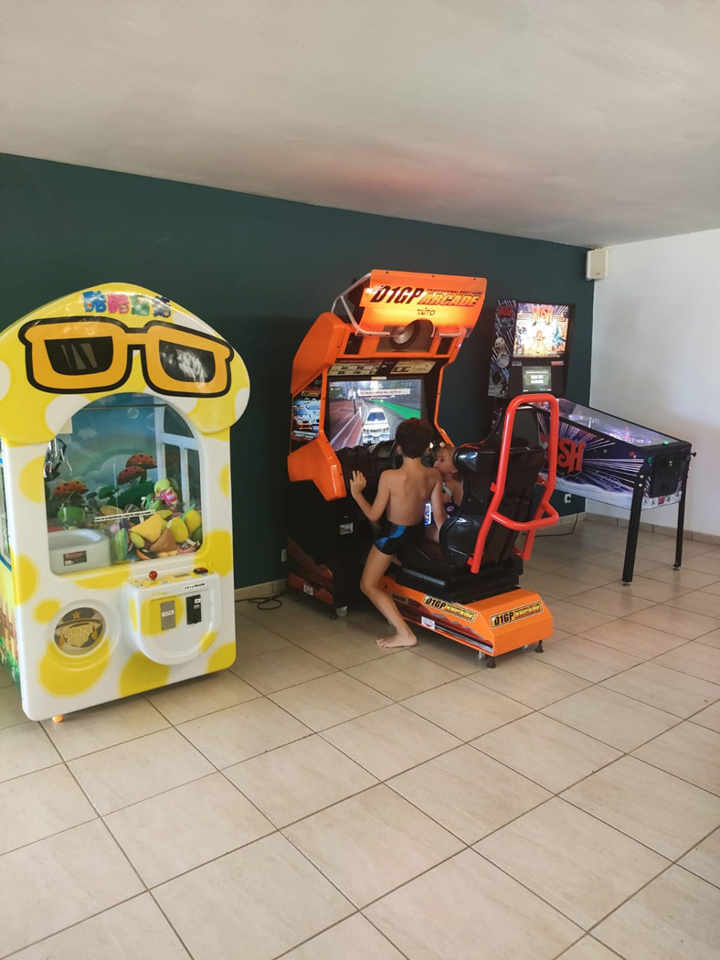Salle de jeux d’arcade, ping-pong et baby-foot Village de Gîtes Le Domaine des Garrigues - Grospierres | Animations estivales en journée