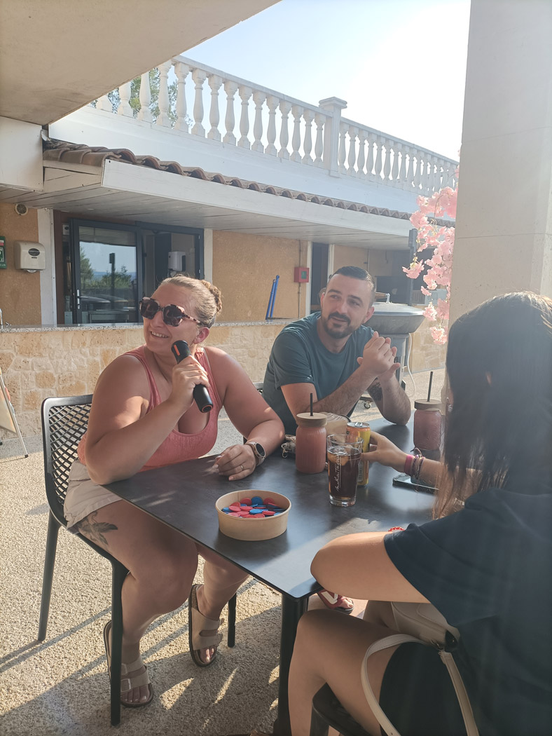 Jeux Apéro au Bar-Restaurant Village de Gîtes Le Domaine des Garrigues - Grospierres | Animations estivales en journée