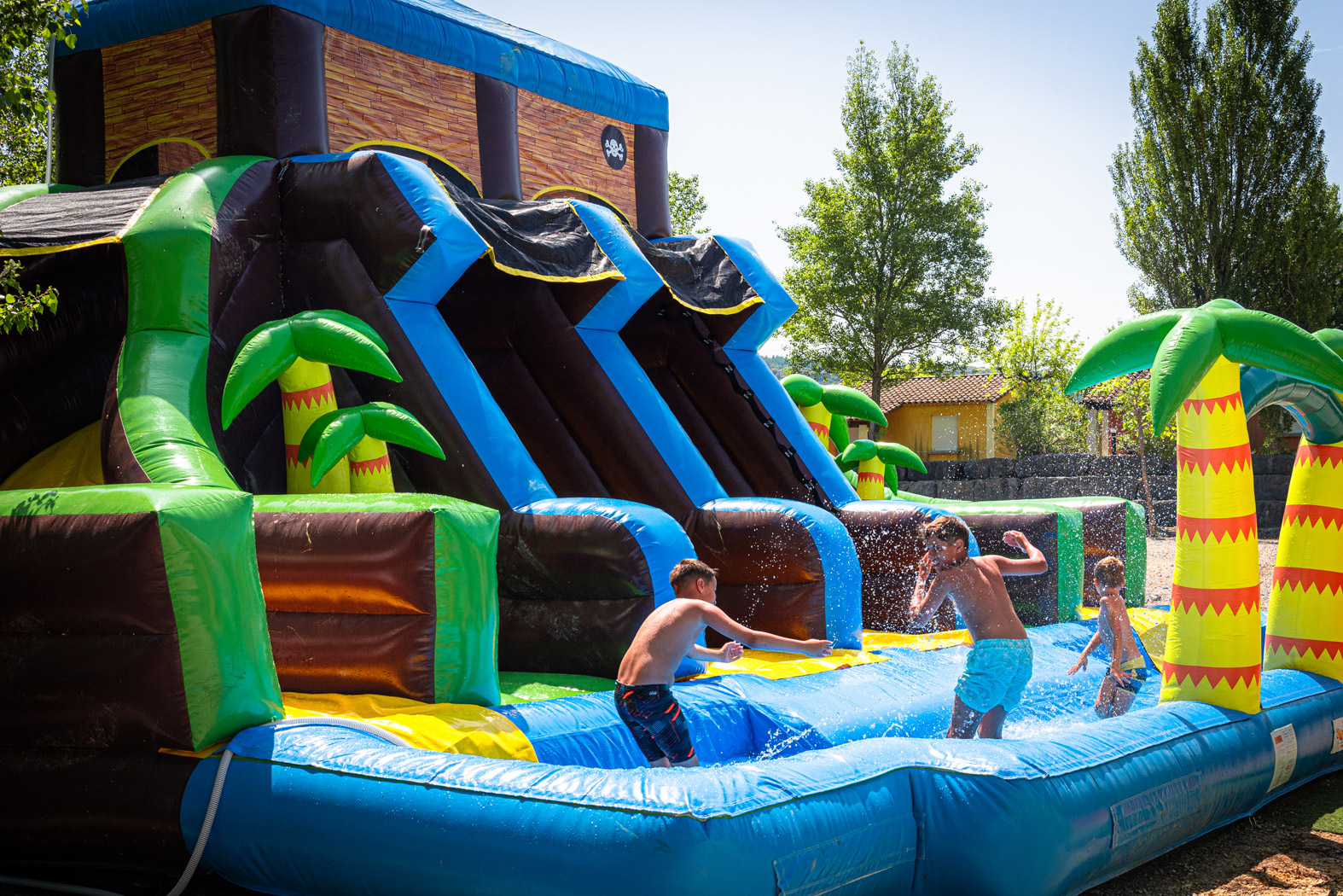 Jeu gonflable aquatique Village de Gîtes Le Domaine des Garrigues - Grospierres | Jeux extérieurs