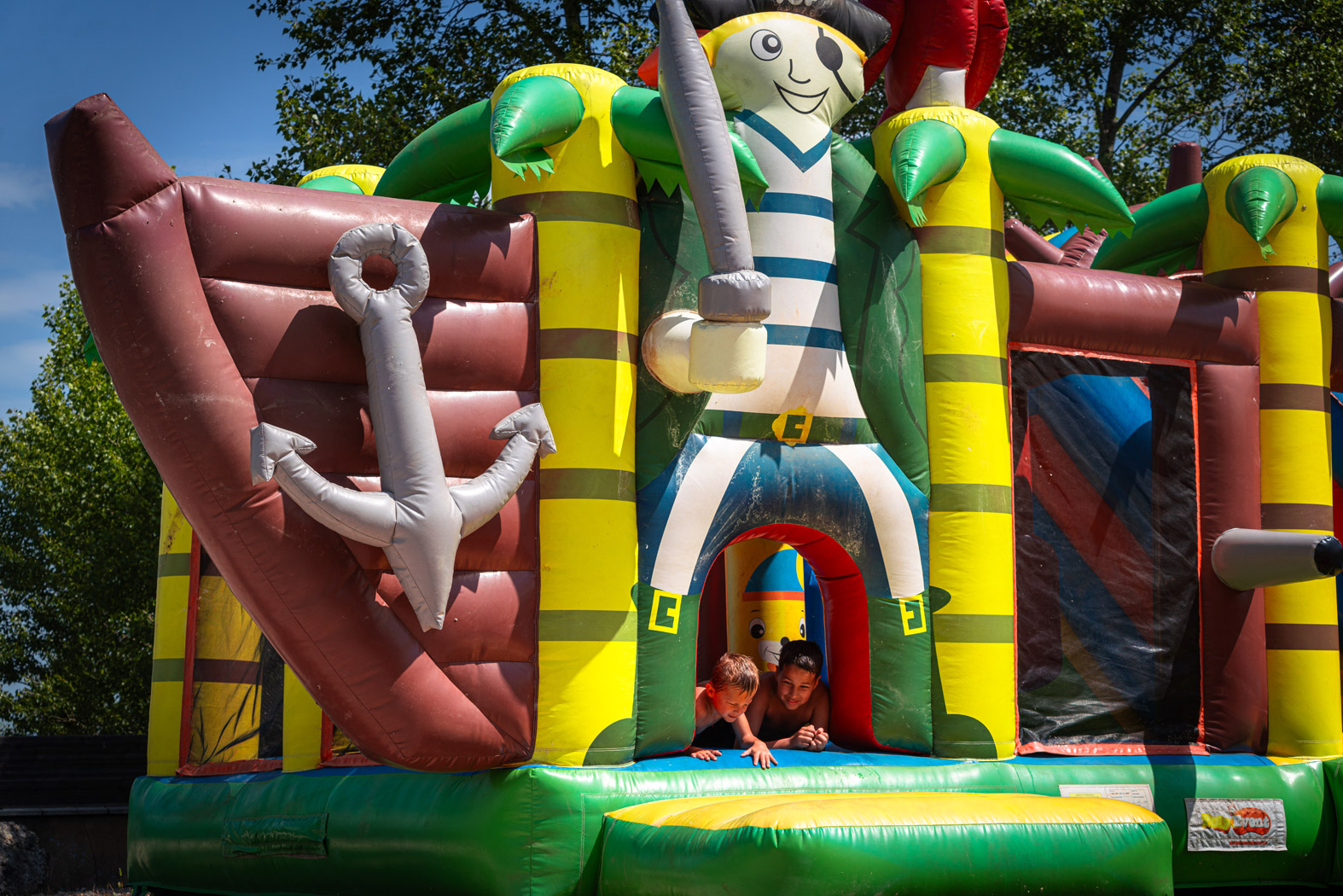 Château gonflable Village de Gîtes Le Domaine des Garrigues - Grospierres | Jeux extérieurs