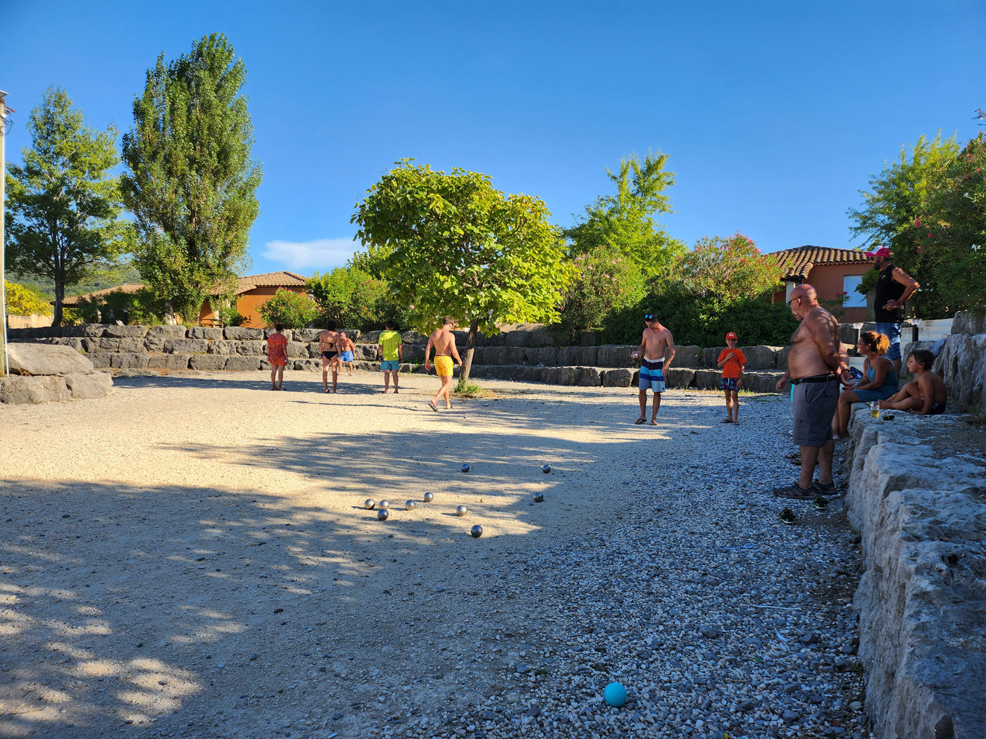 Grand terrain de pétanque Village de Gîtes Le Domaine des Garrigues - Grospierres | Jeux extérieurs