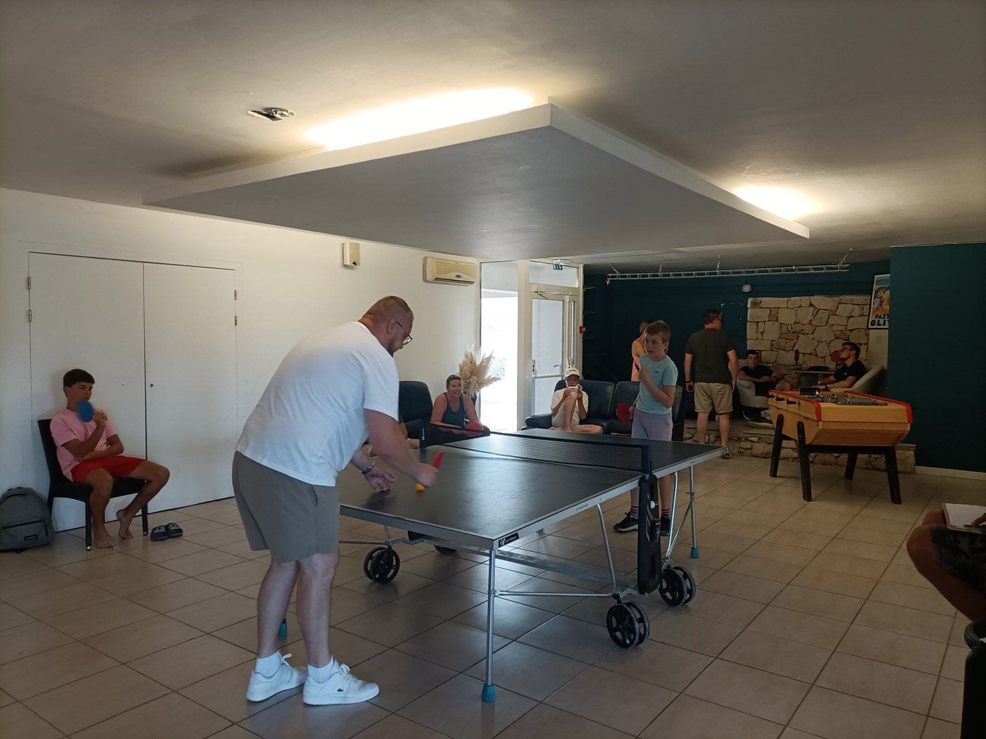 Salle ping-pong, baby-foot et jeux d’arcade Village de Gîtes Le Domaine des Garrigues - Grospierres | Jeux extérieurs
