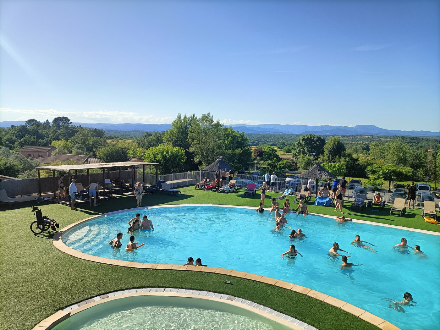 La piscine de 200 m² Village de Gîtes Le Domaine des Garrigues - Grospierres | Grande piscine