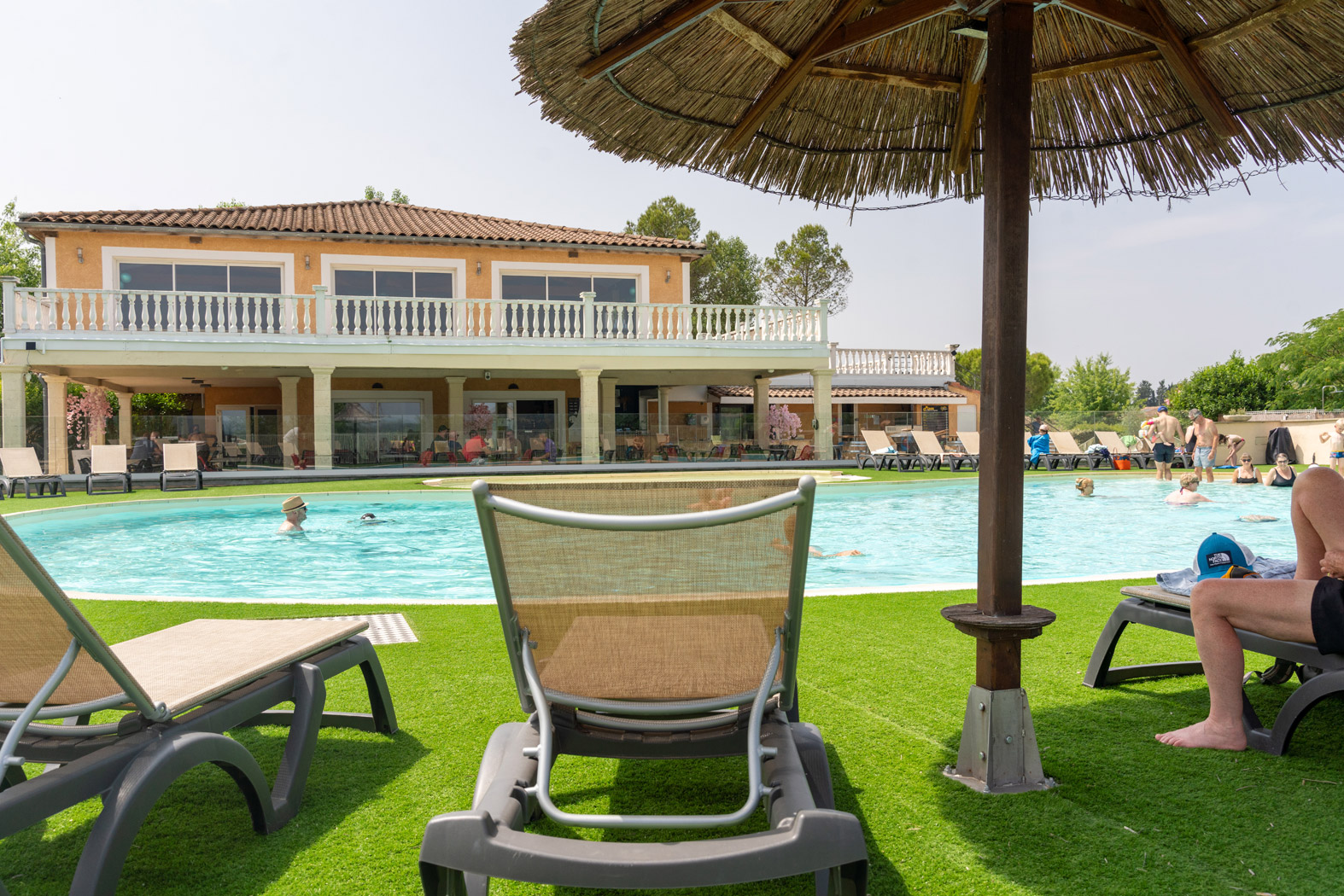 La piscine de 200 m² Village de Gîtes Le Domaine des Garrigues - Grospierres | Grande piscine