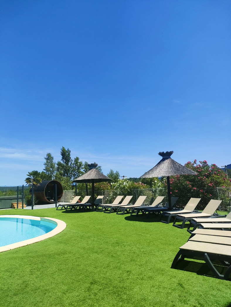 La piscine de 200 m² Village de Gîtes Le Domaine des Garrigues - Grospierres | Grande piscine