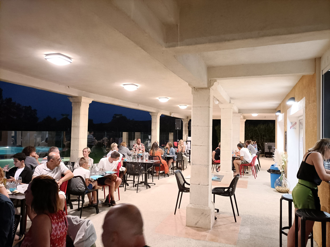 Le Restaurant-Bar-Glacier Village de Gîtes Le Domaine des Garrigues - Grospierres | Village de gîtes avec Restaurant-Bar-Glacier